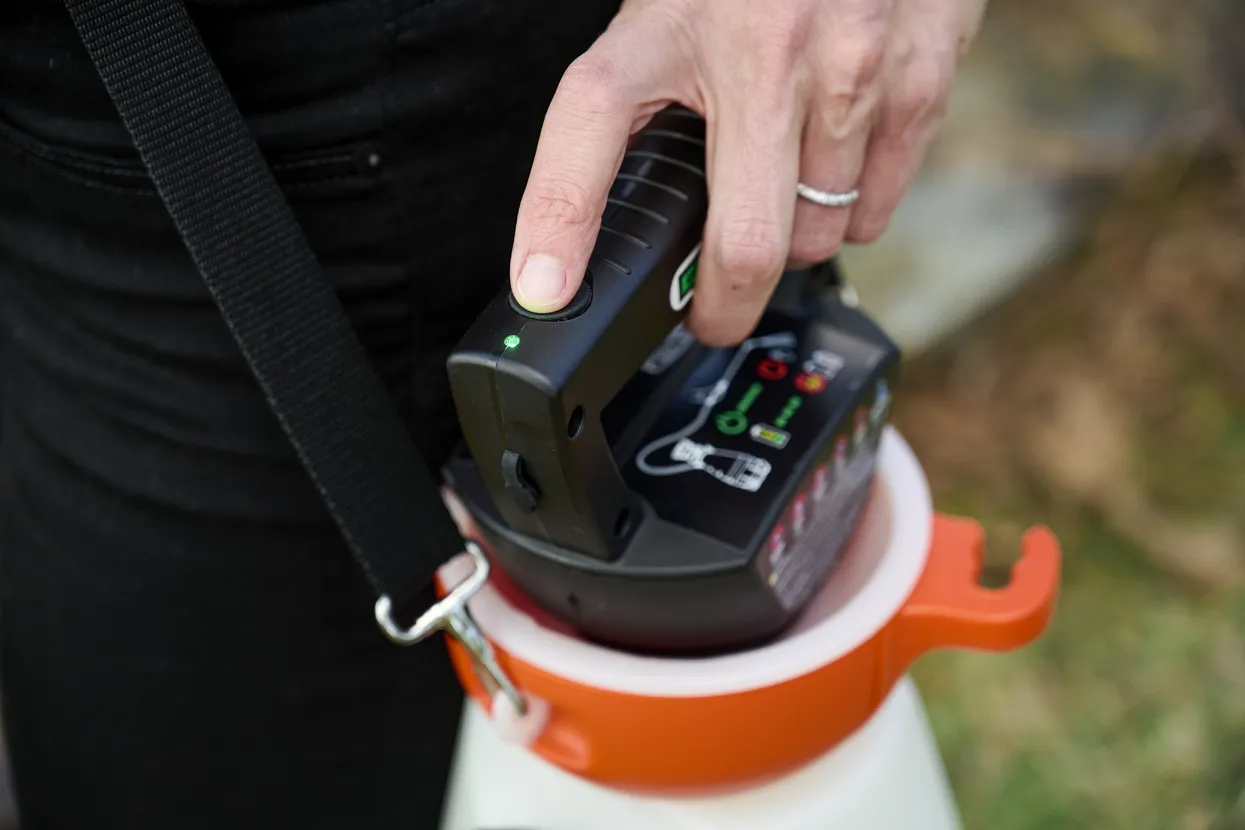 Husqvarna 8 Litre battery handheld sprayer