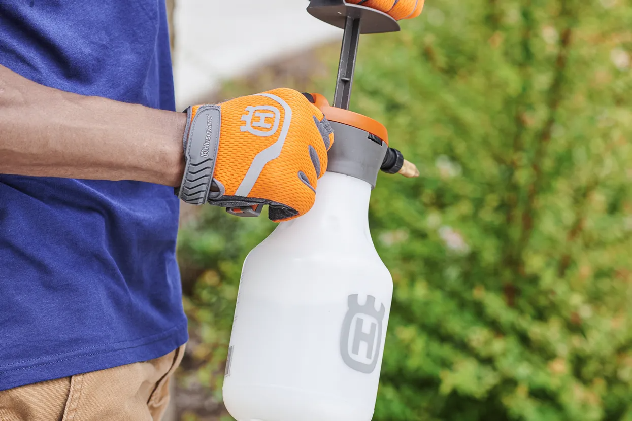 Husqvarna 1.5 Litre manual handheld sprayer